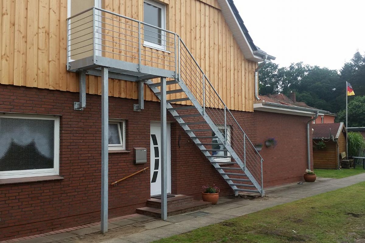 Metalltreppe am Haus - Hoffmann Metallbau
