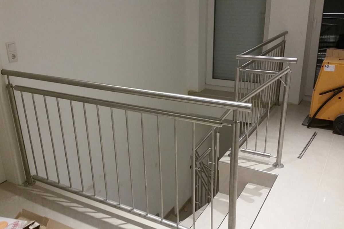 Treppengeländer aus Metall im Haus