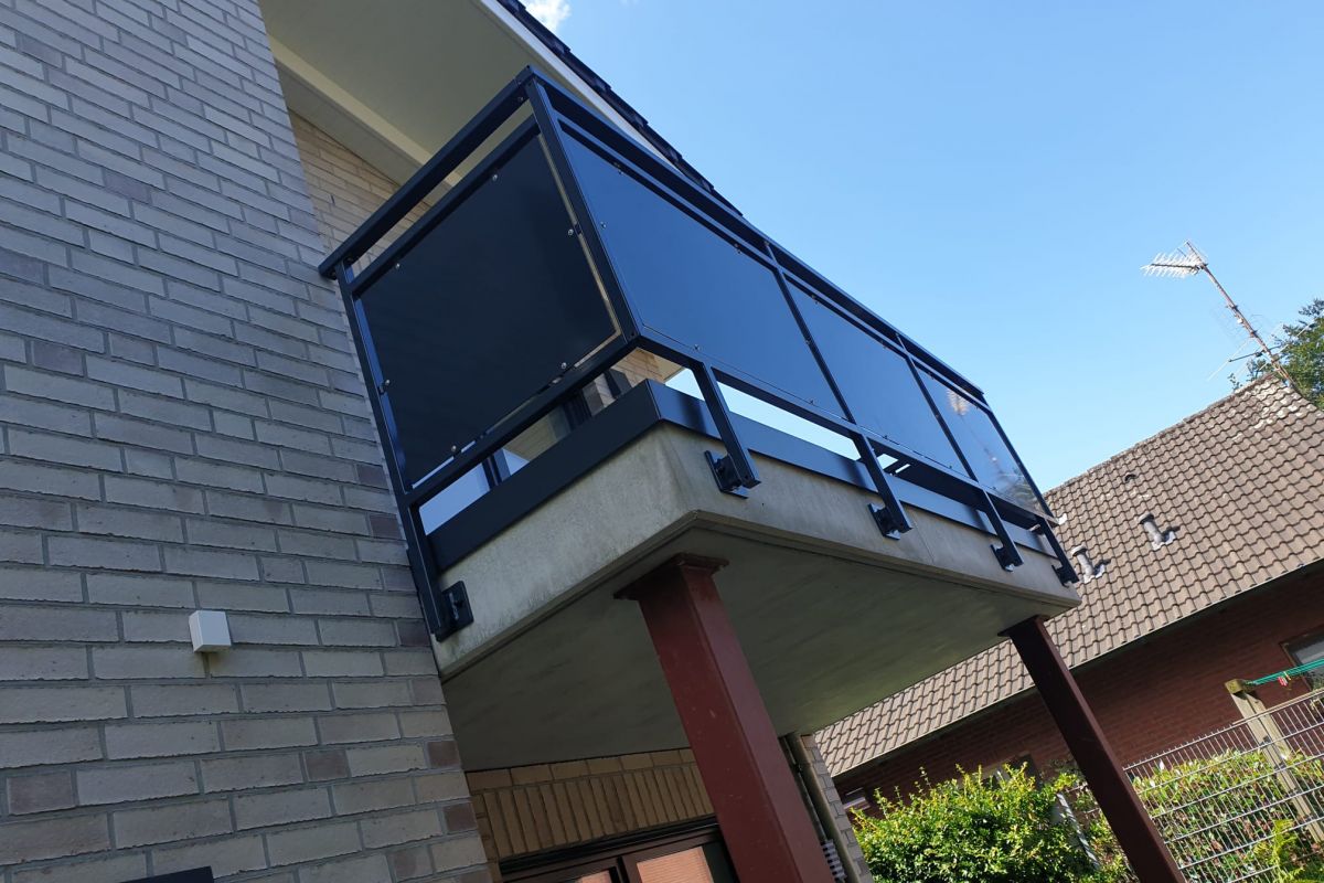 Metalltreppe am Haus - Hoffmann Metallbau